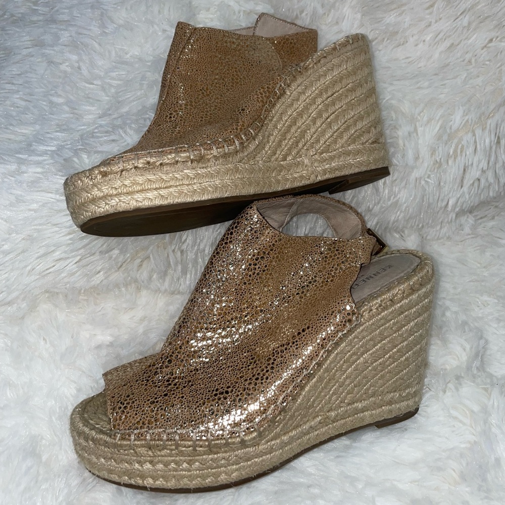 Kenneth Cole “Olivia” Platform Espadrille Wedge Sandals Peep Toe Metallic SZ 8M